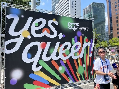 취재진과 인터뷰 하는 양선우(홀릭) 서울퀴어문화축제조직위원장