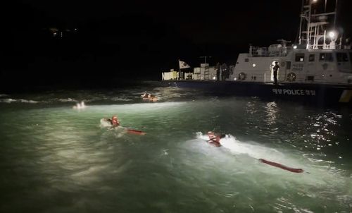 야간에 물놀이하던 2명 표류…해경과 시민이 구조
