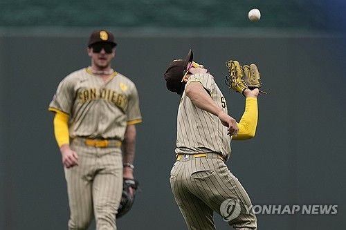 캔자스시티 벨라스케스의 뜬공을 잡아 1회말 수비를 종료한 김하성 