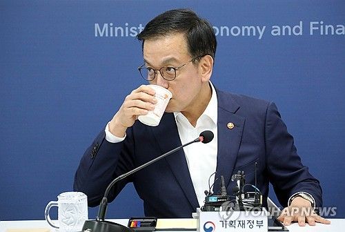 목 축이는 최상목 경제부총리