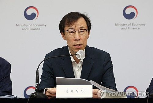 세수 재추계 결과 발표하는 정정훈 기재부 세제실장