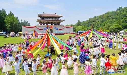 북한이 지난해 '국제아동절' 맞아 진행한 친선연환모임 