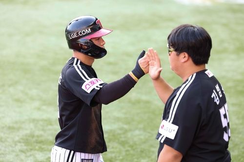 LG 승리의 주역 문성주(왼쪽)