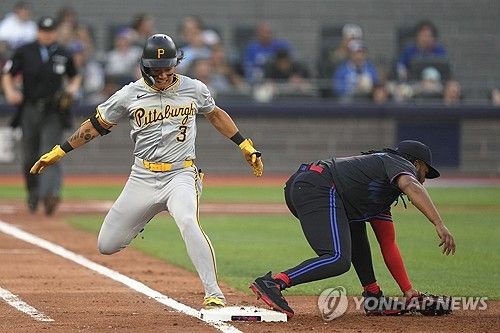 1루 향해 질주하는 피츠버그 배지환