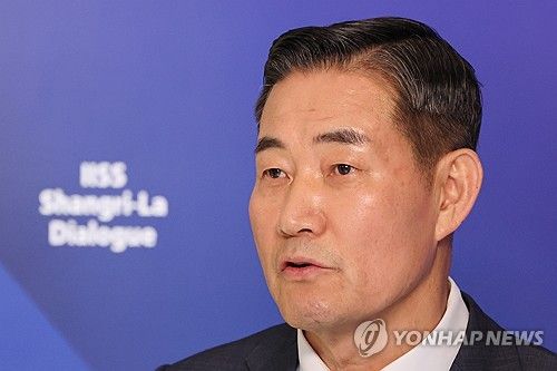 샹그릴라 대화 참석 중인 신원식 장관, 취재진과 질의응답