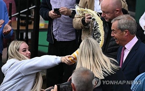 밀크셰이크 세례받는 패라지 대표