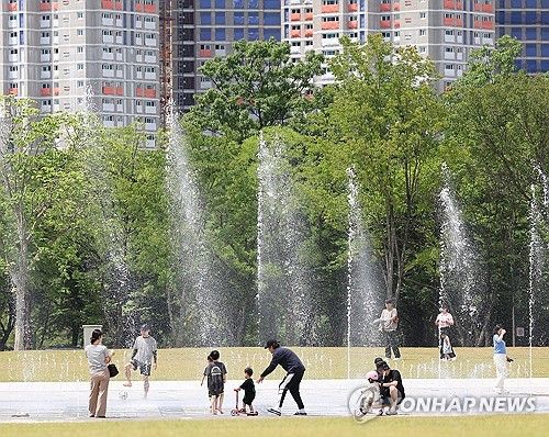 바닥 분수에서 물놀이 하는 어린이들