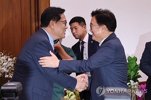 우원식 의장 예방한 정진석 비서실장