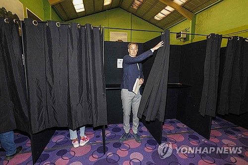 기표소에서 나오는 알렉산더르 더크로 벨기에 총리