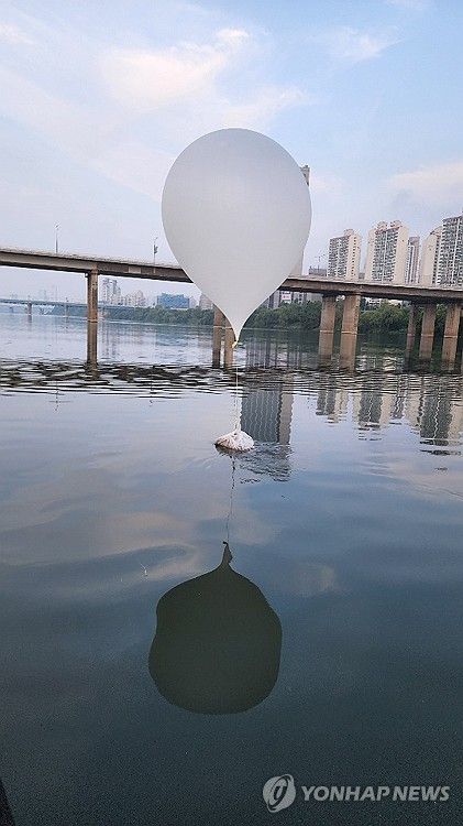 잠실대교 인근서 발견된 대남 오물풍선