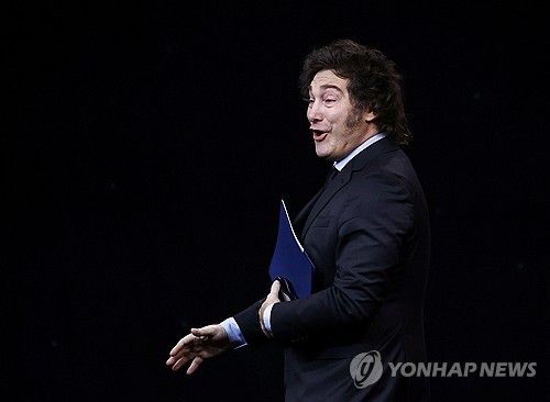 지난 5일(현지시간) 행사장에 들어서는 아르헨티나 대통령 