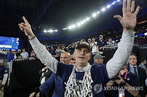 코네티컷대를 2년 연속 우승으로 이끈 댄 헐리 감독