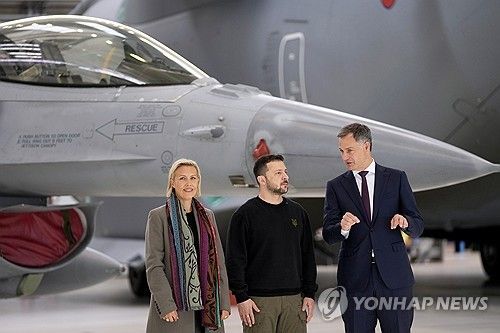 벨기에의 F-16 전투기를 둘러보는 젤렌스키 대통령(가운데)