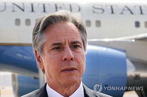 이집트 카이로 공항에서 인터뷰하는 토니 블링컨 미 국무부 장관