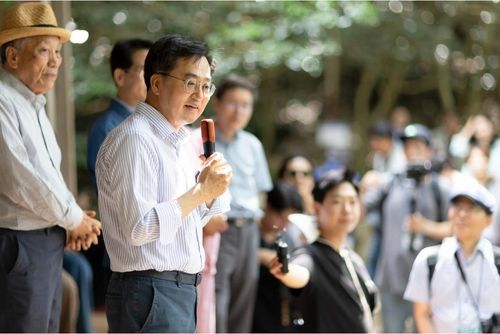 다산초당 방문한 김동연 