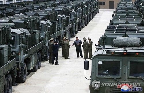 전술미사일 무기체계 점검하는 북한 김정은