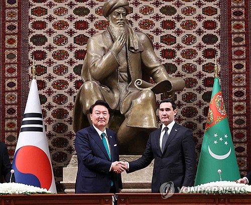 공동언론발표 뒤 악수하는 한·투르크 정상