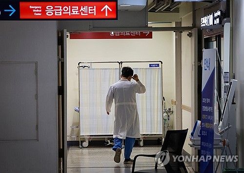 대형병원 응급의료센터 향하는 의료진
