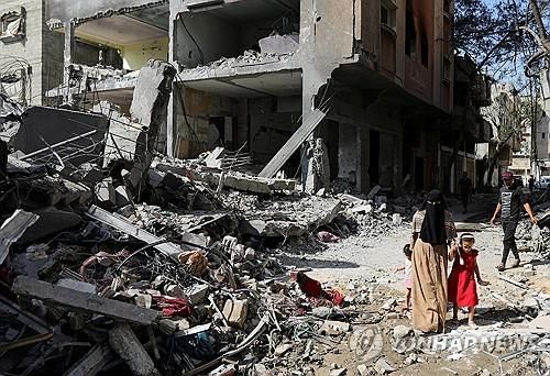 가자지구 중부 난민촌 인근의 건물 잔해