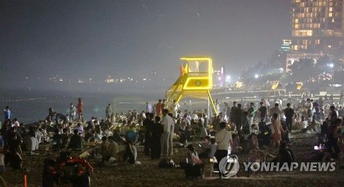 열대야에 북적이는 작년 여름 강릉 경포 해변