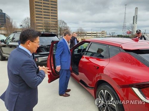 전기차 EV6 시승하는 브라이언 켐프 미국 조지아 주지사