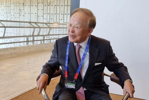 인터뷰하는 손경식 한국경영자총협회(경총) 회장