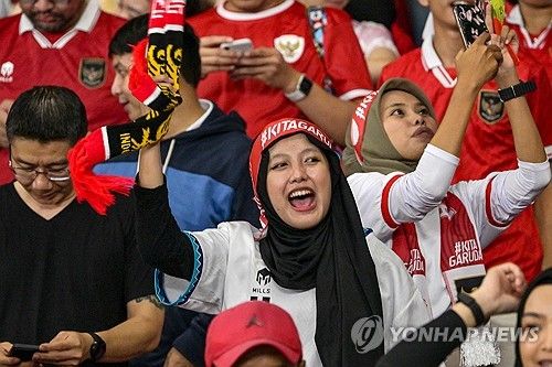 환호하는 인도네시아 축구팬들