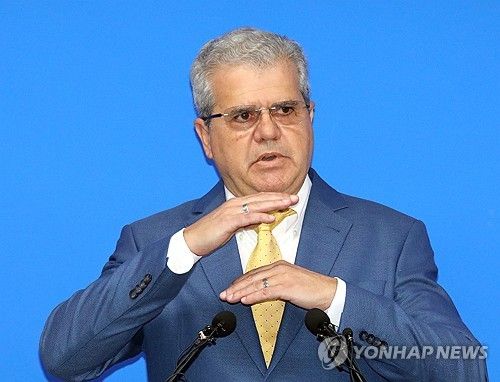 기자들 질문에 답하는 아브레우 고문