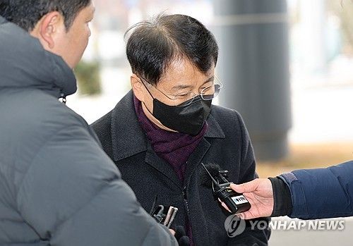 검찰 들어서는 이귀재 교수