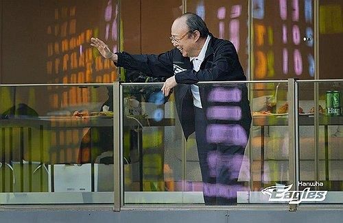 대전구장에서 한화 팬들과 인사하는 김승연 한화그룹 회장