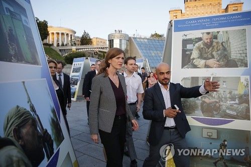 서방 고위관리에 우크라이나 실태 설명하는 무스타파 나옘 우크라이나 재건청장(오른쪽) [EPA 연합뉴스 자료사진. 재판매 및 DB 금지]