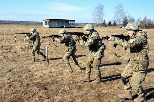 군사훈련 받는 우크라이나 지상군사관학교 생도들
