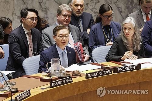안보리 회의 주재하는 황준국 주유엔 대사