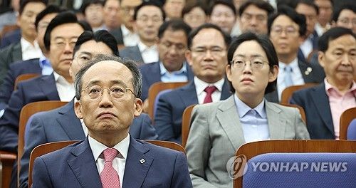 의원총회 자리한 추경호 원내대표