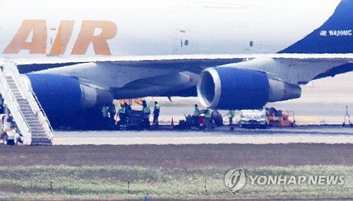 인천공항서 수리 중인 화물기