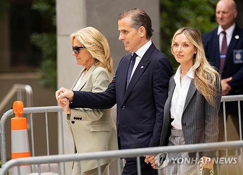 모친 질 여사 및 부인과 법정 나서는 헌터 바이든