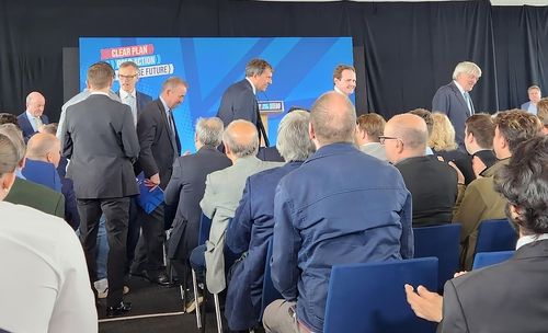 총선 공약 발표 행사 나선 보수당 인사들