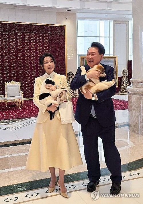투르크 국견 알라바이 안고 즐거워하는 윤석열 대통령 부부