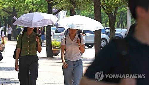 양산 손에 들고