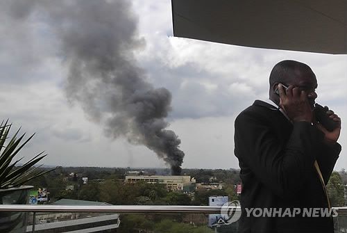 알샤바브의 테러로 연기가 치솟는 케냐 나이로비 시내 쇼핑몰
