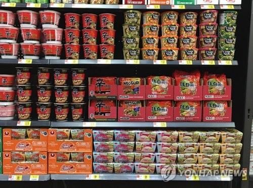 미 월마트 매장의 농심 라면 판매대