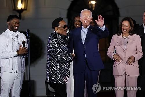 준틴스데이 기념 콘서트 참석한 바이든 