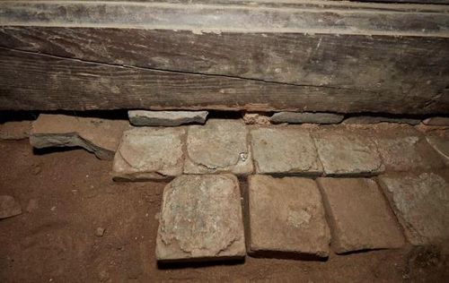 영주 부석사 무량수전 불단에서 발견된 녹유전