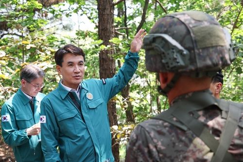 김진태 강원지사, 북한 '오물 풍선' 추정 산불 현장 점검 - 1