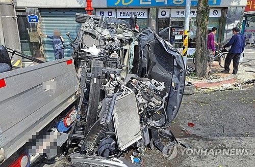 전신주 들이받은 차량
