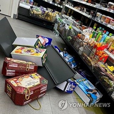 지진에 물건 쏟아진 편의점