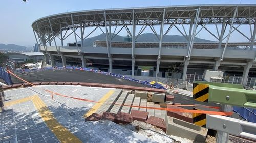 여전히 공사 중인 김해종합운동장 공사 현장 