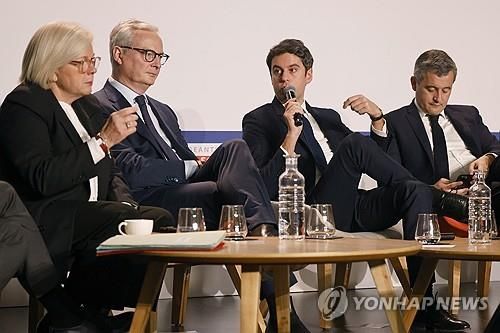 [EPA 연합뉴스 자료사진. 재판매 및 DB 금지] 공화당 출신으로서 마크롱 대통령 참모진으로 기용된 카트린 보트랑 노동부 장관(왼), 브뤼노 르메르 재정경제부 장관(왼쪽 두번째), 제랄드 다르마냉 내무부 장관(맨 오른쪽). 