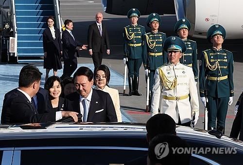 카자흐스탄 아스타나 도착한 윤석열 대통령 부부 