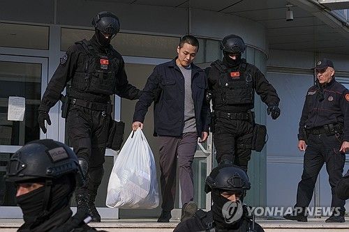 지난 3월 몬테네그로 경찰관과 함께 이동하는 권도형(가운데) 